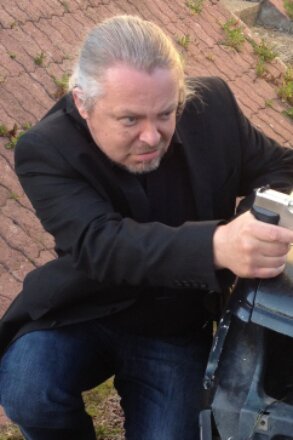 Enfant observant un paysage lointain depuis la fenêtre d’un bus