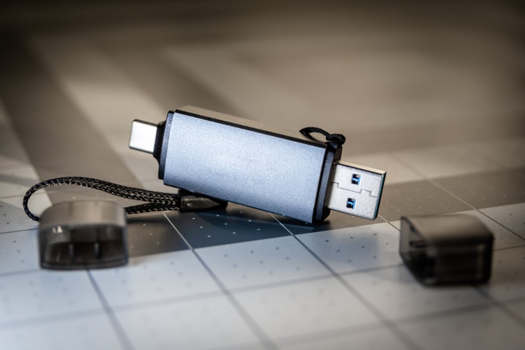 Couverture du thriller romantique Les Epreuves de Sophie - Khépri - 7 sur un fond de ville nocturne