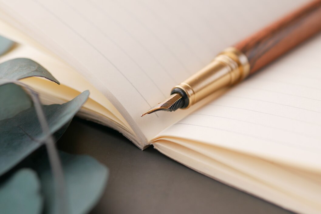 Clavier d’ordinateur et brouillons de textes sur un bureau