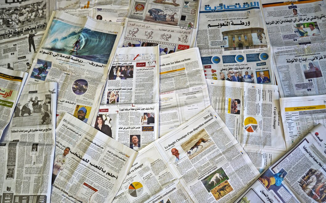 Espace de travail avec magazines et notes pour des contenus éditoriaux