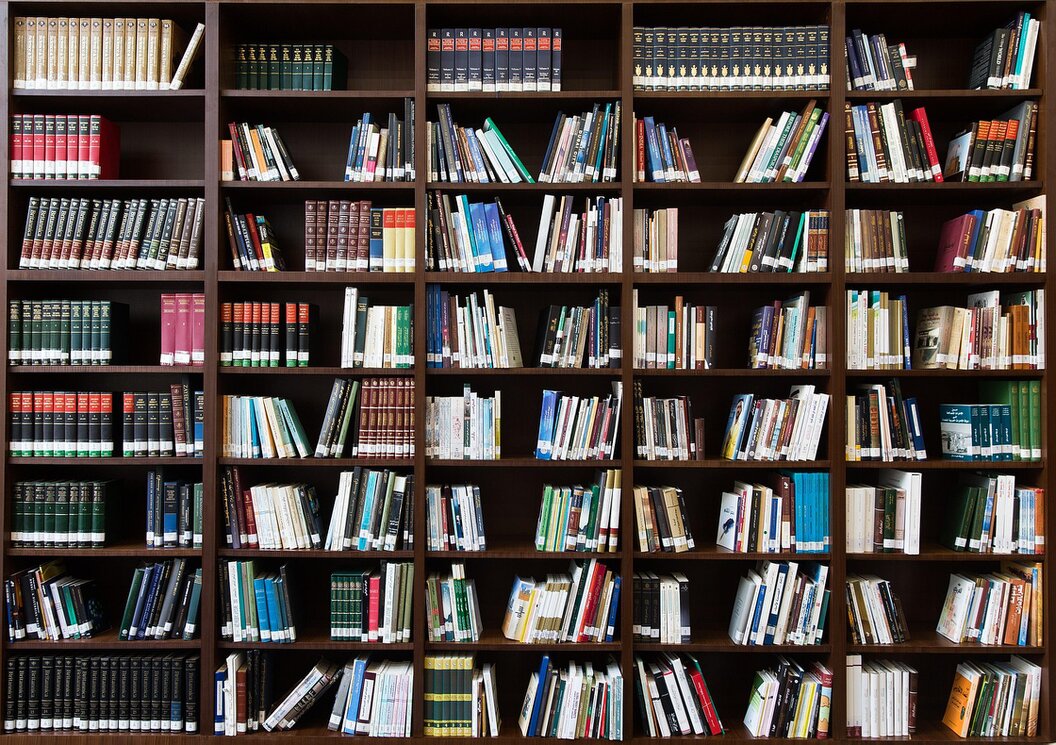 Librairie avec des rayonnages de livres