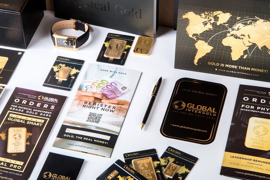 Plaquettes et brochures étalées sur une table
