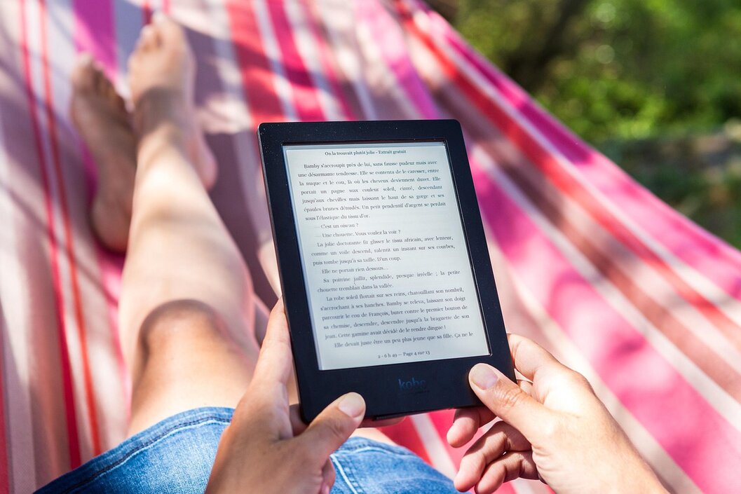 Lecteur lisant un livre numérique sur une liseuse