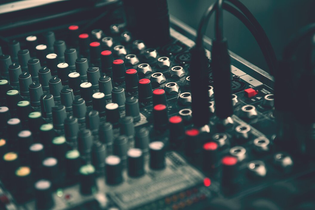 Studio de radio et platines de DJ évoquant le parcours d’Alex Serval