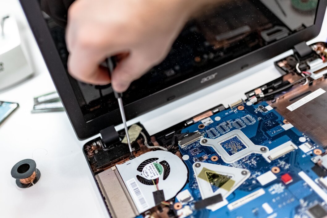Technicien informatique aidant un utilisateur au téléphone