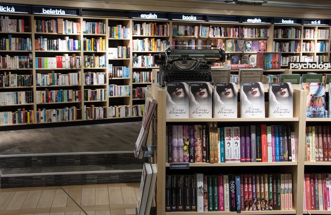 Rayon livres dans une grande enseigne culturelle